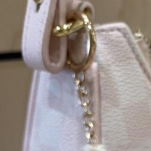 把苦难辉煌的过去、日新月异的现在、光明宏大的未来贯通起来，在乱云飞渡中把牢正确方