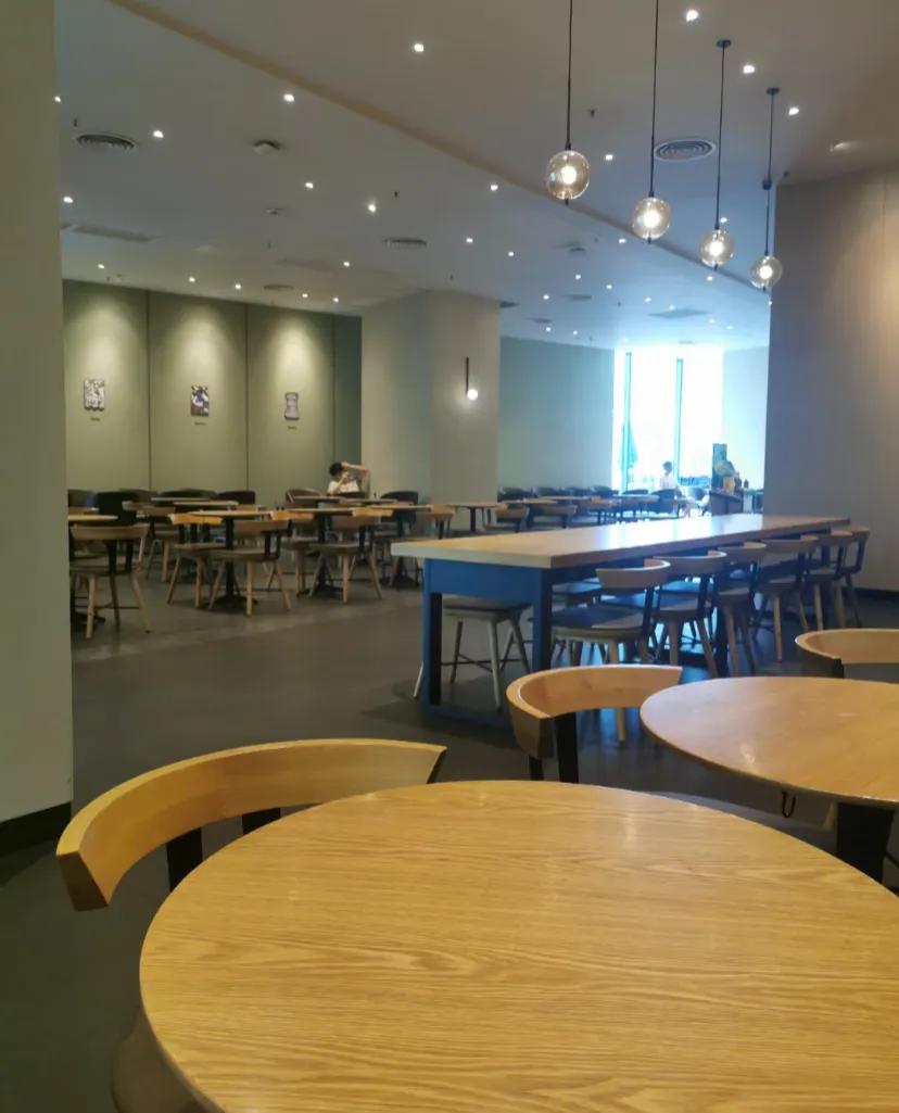 在星巴克一个上午没几个人，他是如何赚到钱