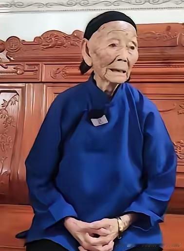 结婚不到20天丈夫就参加红军了，那时她才15岁。说好了最多三五年就回来的，谁知道