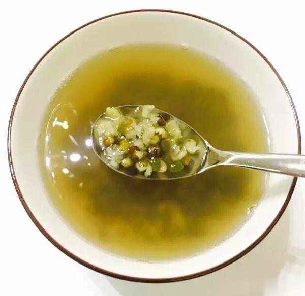 [good]对付盛夏酷暑，只需要一碗甘草绿豆汤，解毒又清凉！ #每天一味中草药#