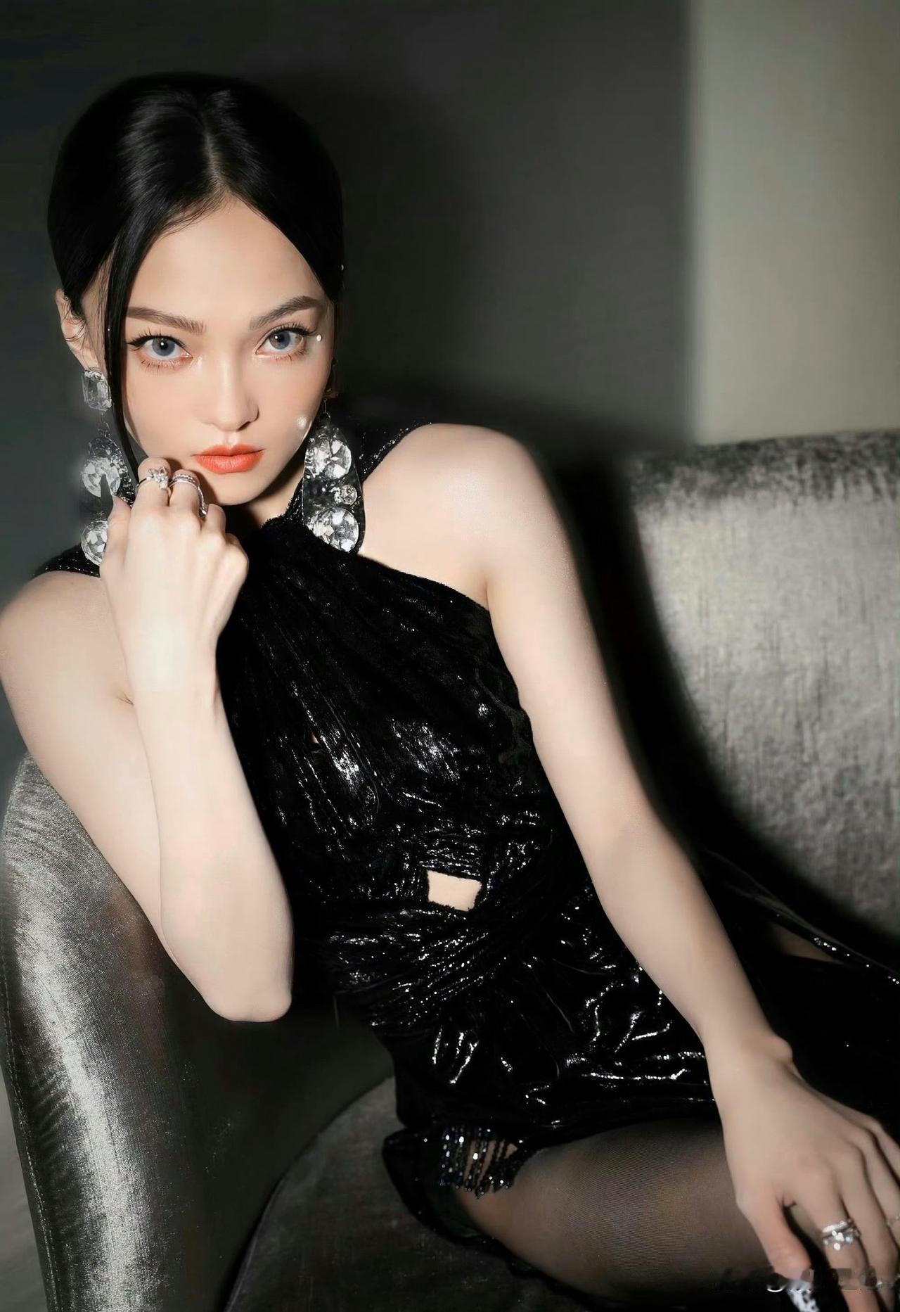 张韶涵，黑丝➕超级高开叉，这个造型太前卫了[吐舌] 好看爱看[打call]