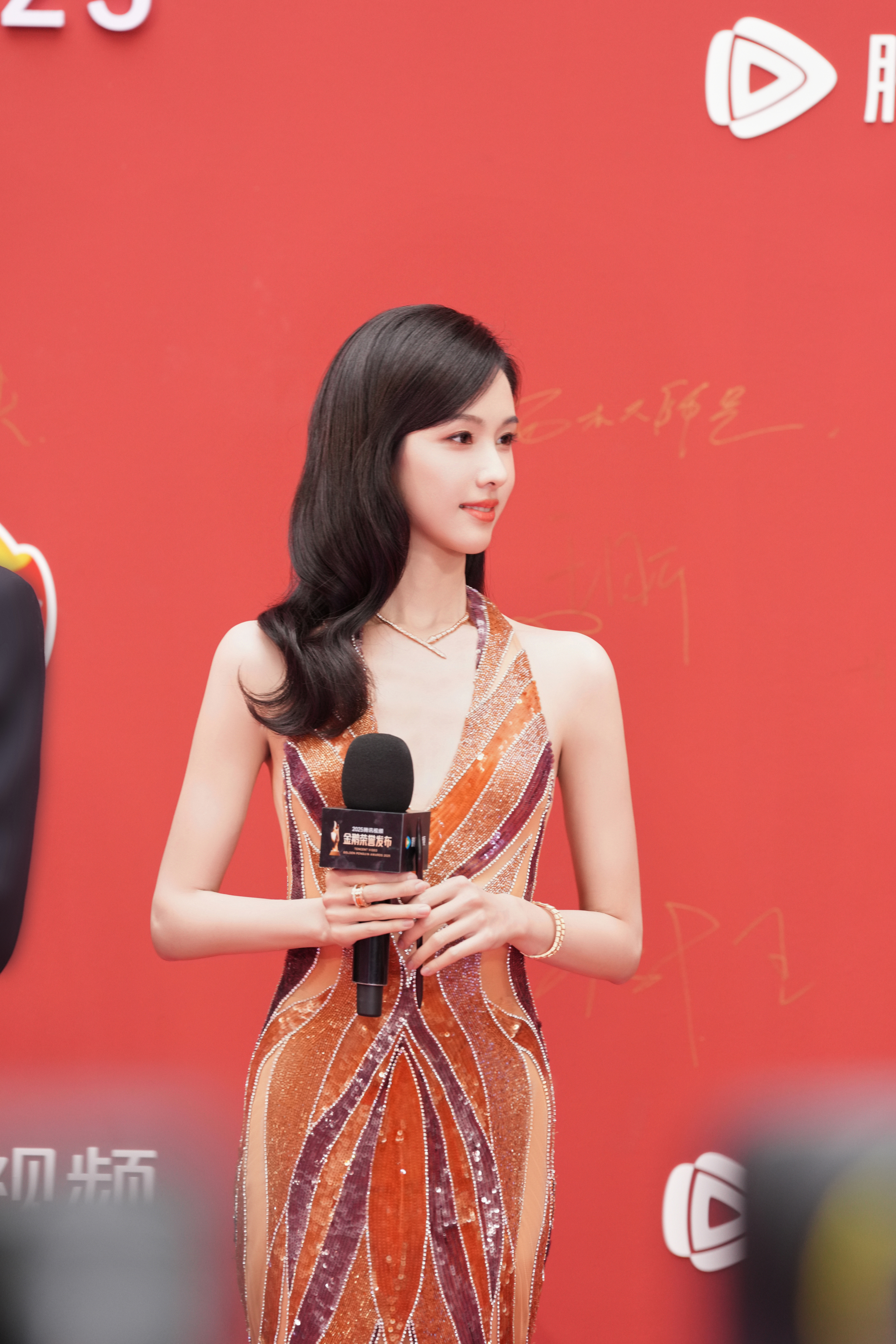 陈都灵庄寒雁过留痕恭喜雁回时 获「年度爆款剧集」🎉冬雁归来，雁影留痕，拥星光入