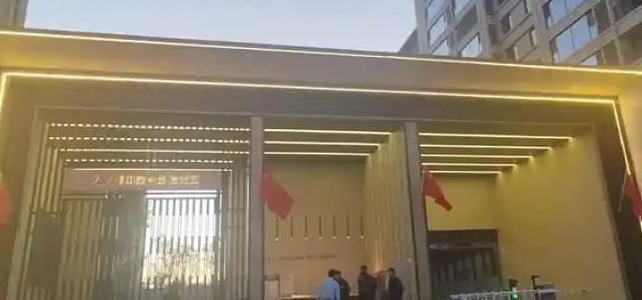 银川这起蹊跷讨薪案真是让人惊掉下巴。10月31日金凤区政府办公室通报了此事。事情