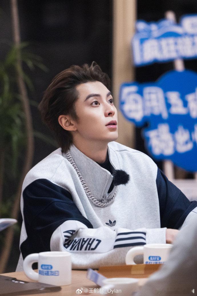 王鹤棣白鹿沈月三个魔丸来的王鹤棣、白鹿、沈月这仨在《亲爱的客栈》太敢玩啦，贴脸开