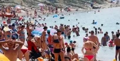 俄罗斯知名度假海滩突发无人机爆炸，造成40多人伤亡惨剧！8月3日上午11时左右，