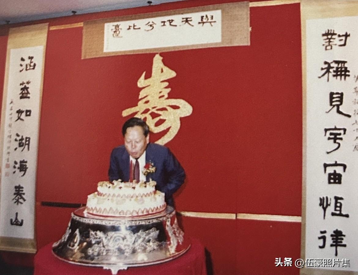 1992年，香港中文大学为杨振宁举办的七十寿辰晚宴，对联上写的是“对称见宇宙恒律