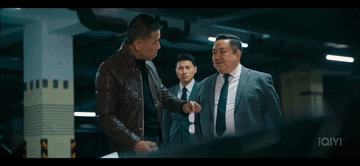 打火机一丢，兄弟全慌！
 
小飞掉的那只定制火机，被警察攥在手心。刻着龙湾集团L