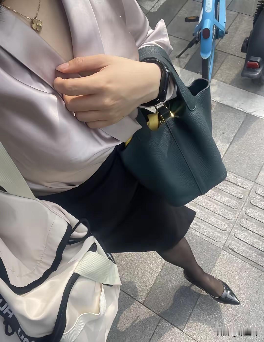 分享一张最近随手拍的照片大热天的还要外勤，汗都出得全身都是了