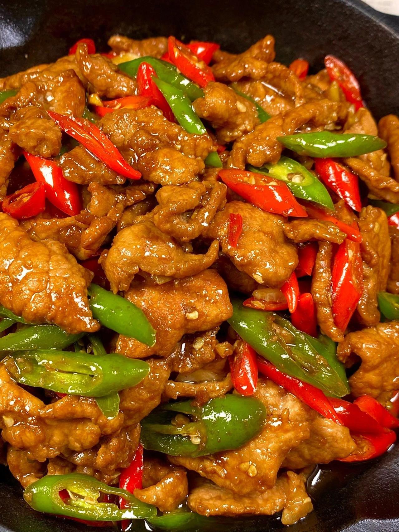 吃货们，看过来！今天我给大家分享一道超赞的菜——辣椒炒肉！

这个可是让我一碗饭