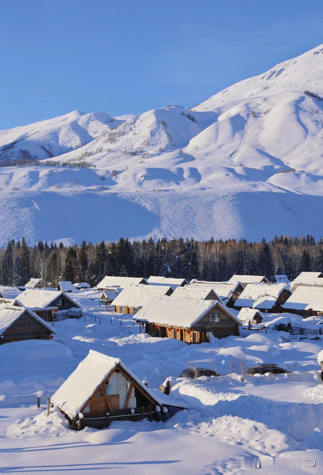 把圣诞树的浪漫搬进禾木雪乡，木屋覆着厚雪，白桦裹着银霜，落霞与猎隼齐飞，炊烟共落