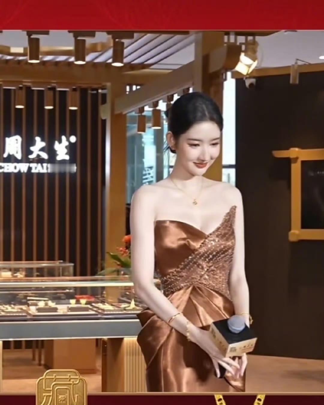 王玉雯棕色抹胸长裙，王姐最近的美貌我叹为观止