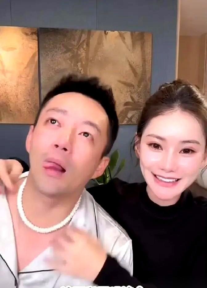 汪小菲在直播间突然红了眼，指着屏幕吼出那句“我姓汪，不姓张”。
镜头对面，是他亲