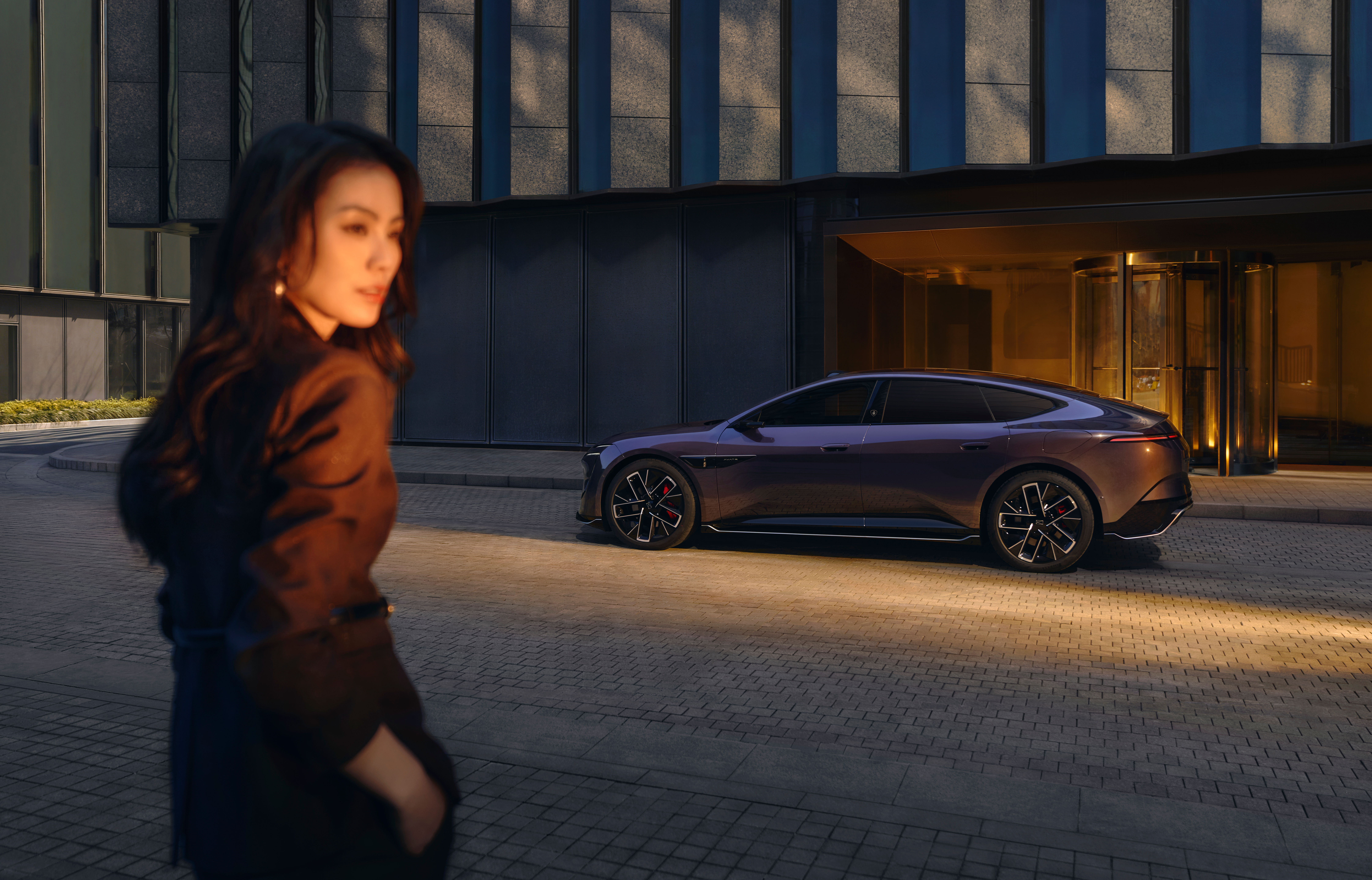 50 万以内的最强轿车组合去年几乎同一时间在拍了中国红内饰的 12，不到 12 