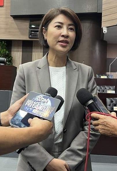 美女县长请节哀（她父亲许天颂去逝），南投县长许淑华已经放下手头上的工作陪伴家人。