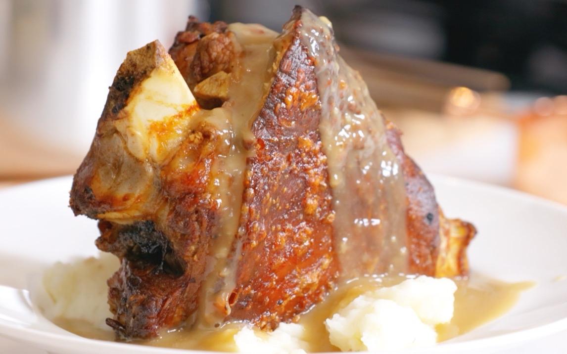 香浓烤羊排，搭配奶油土豆泥，美味停不下来！🍽️😋