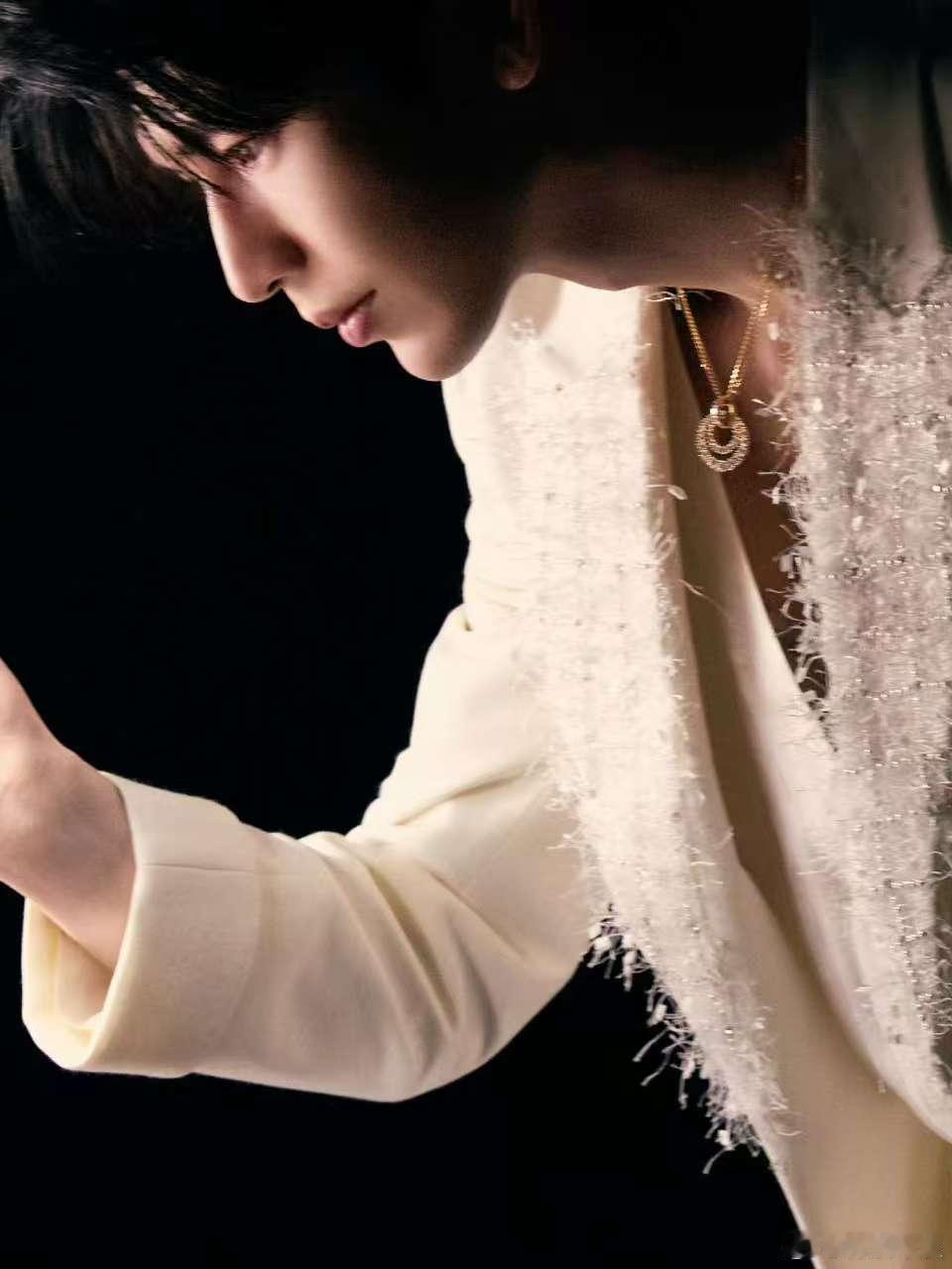 张凌赫万象之美无限想象张凌赫白色大衣look张凌赫白色大衣look，万象之美无限