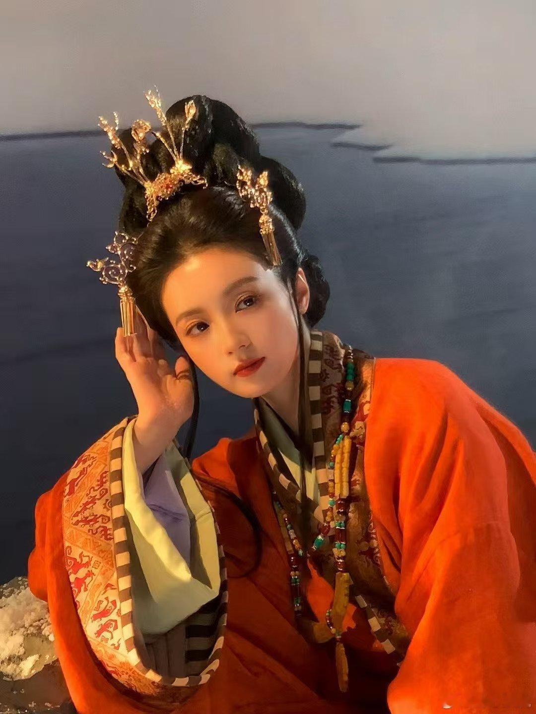 张雅钦古装美成啥了 古装造型太惊艳！裙摆轻扬带起古韵，清冷感拿捏得恰到好处，每一