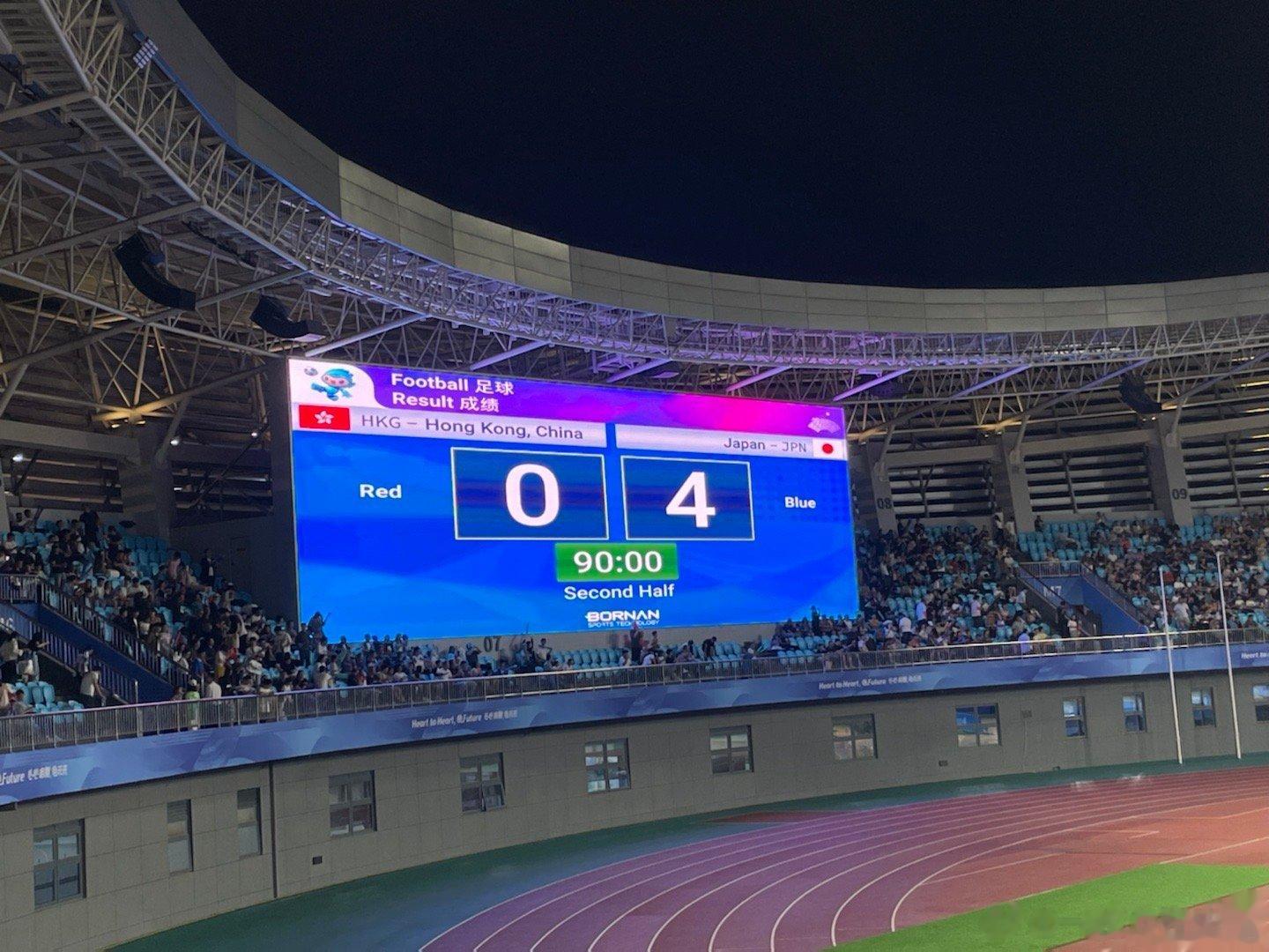 香港足球队0:4日本队。有人说这支日本队是J联赛球队的替补队员中的边缘人组成的，