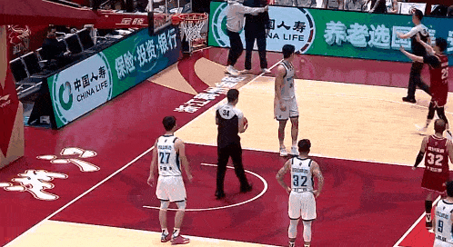 主教练亲自下场“对线”？刘维伟最后时刻跟场边球迷吵起来了，直接吃T！

CBA常