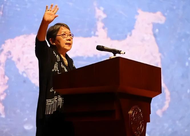 “拜托把《愚公移山》的课文一定要搬走！这个寓言故事太恐怖了！”2014年，作家席