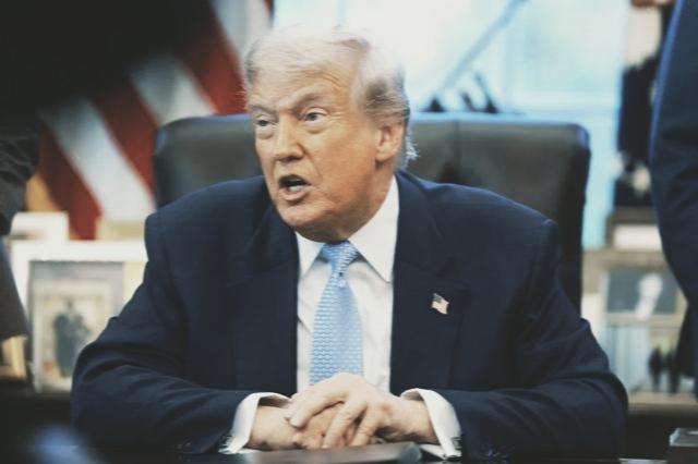 各位朋友，今天聊个后背发凉的事儿！美国最近彻底乱了，近5年来，11名顶尖科学家接