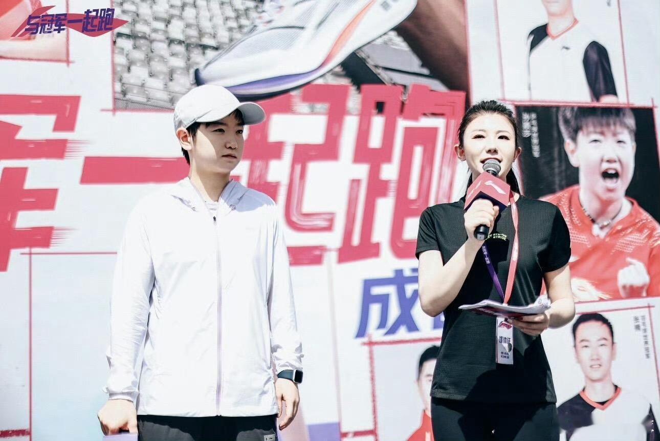 又是被孙颖莎暖到的一天 寒冬让主持人换羽绒服，打破行业潜规则，一句关心让主持圈“