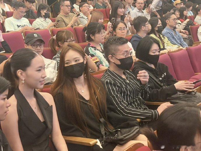 小S全家到场支持Elly新剧 小S全家到场支持Elly新剧，真好呢~ 小S大女儿