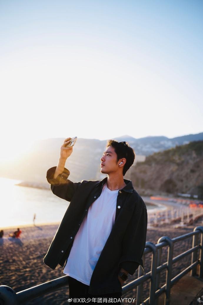 肖战留胡须了  肖战发了各地记录的明信片！留胡须的样子也有魅力啊！每张照片都充满