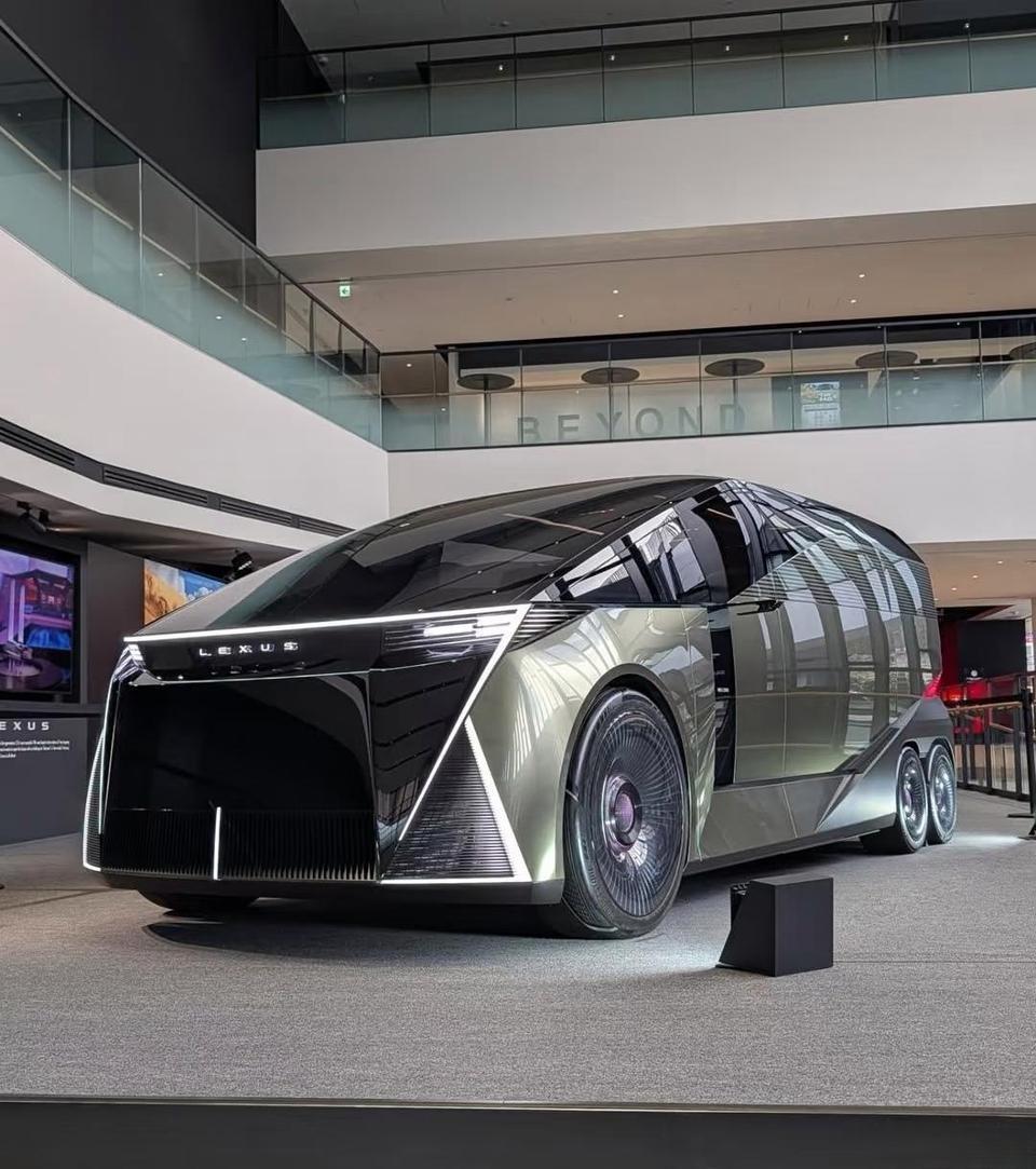 六个轮子的雷克萨斯实车来了，中置驾驶室，不规则方向盘，奇特的大灯，这外观设计也太