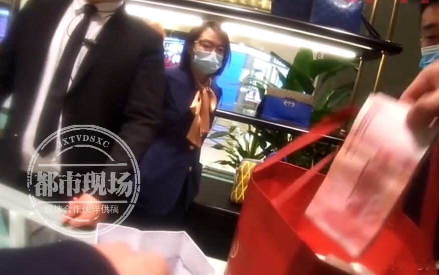 广东梅州有个开调料店的刘女士，最近几年一直被一件怪事困扰。有个男顾客总来她店里买