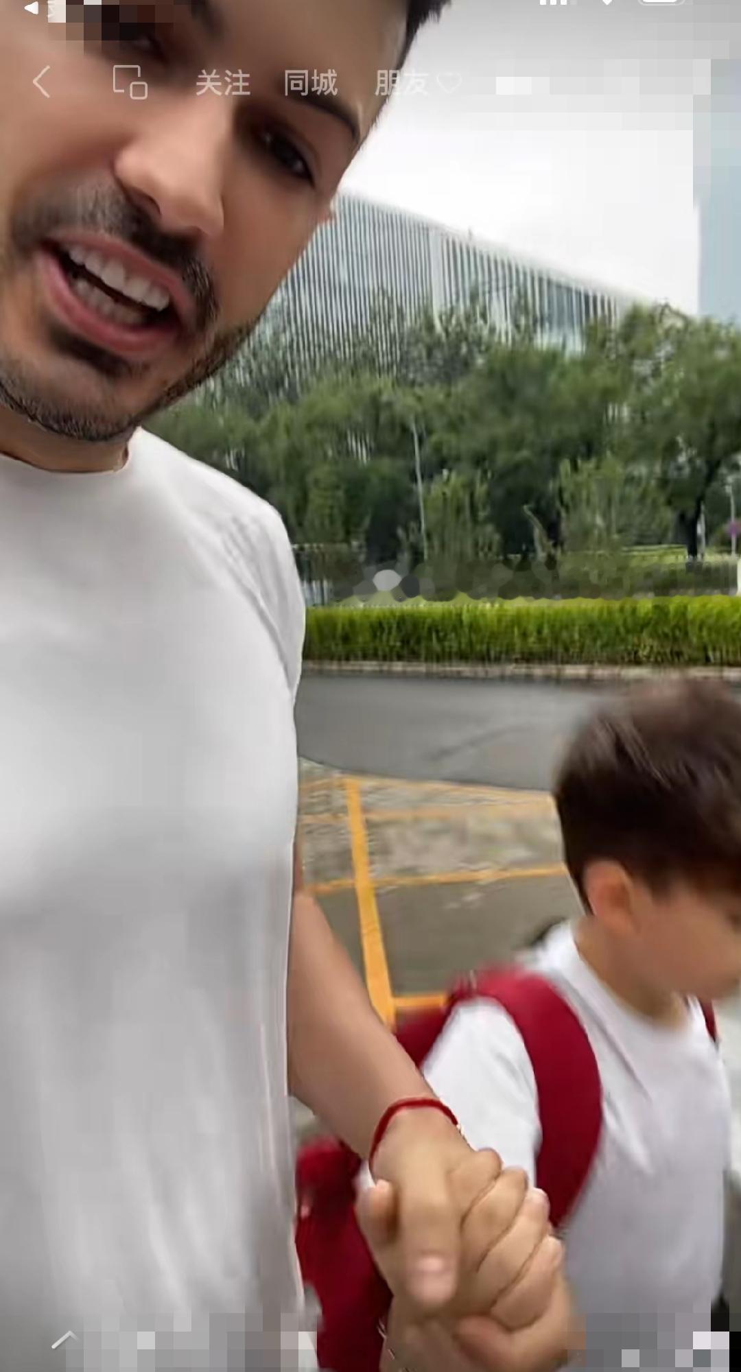 罗兰多在离开于文红后，全部心思都放在事业和照顾小宝身上，妥妥的称职好爸爸！

以
