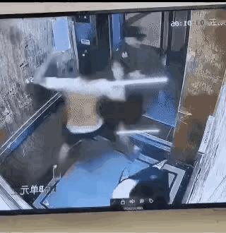 电梯里，光着上身的醉酒男扑倒了一个年轻女子，欲行不轨，闻声赶来的保安厉声制止无果