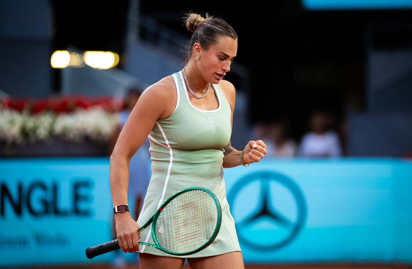 萨巴伦卡晋级WTA1000马德里16强卫冕冠军萨巴伦卡以6-1、6-4直落两盘横