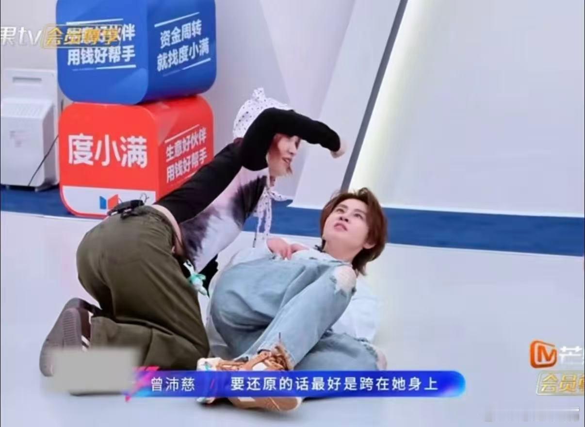 曾沛慈王濛陪黄灿灿玩抽象合照 少女感从不被年龄定义，三人肆意玩耍搞怪拍照，认真配