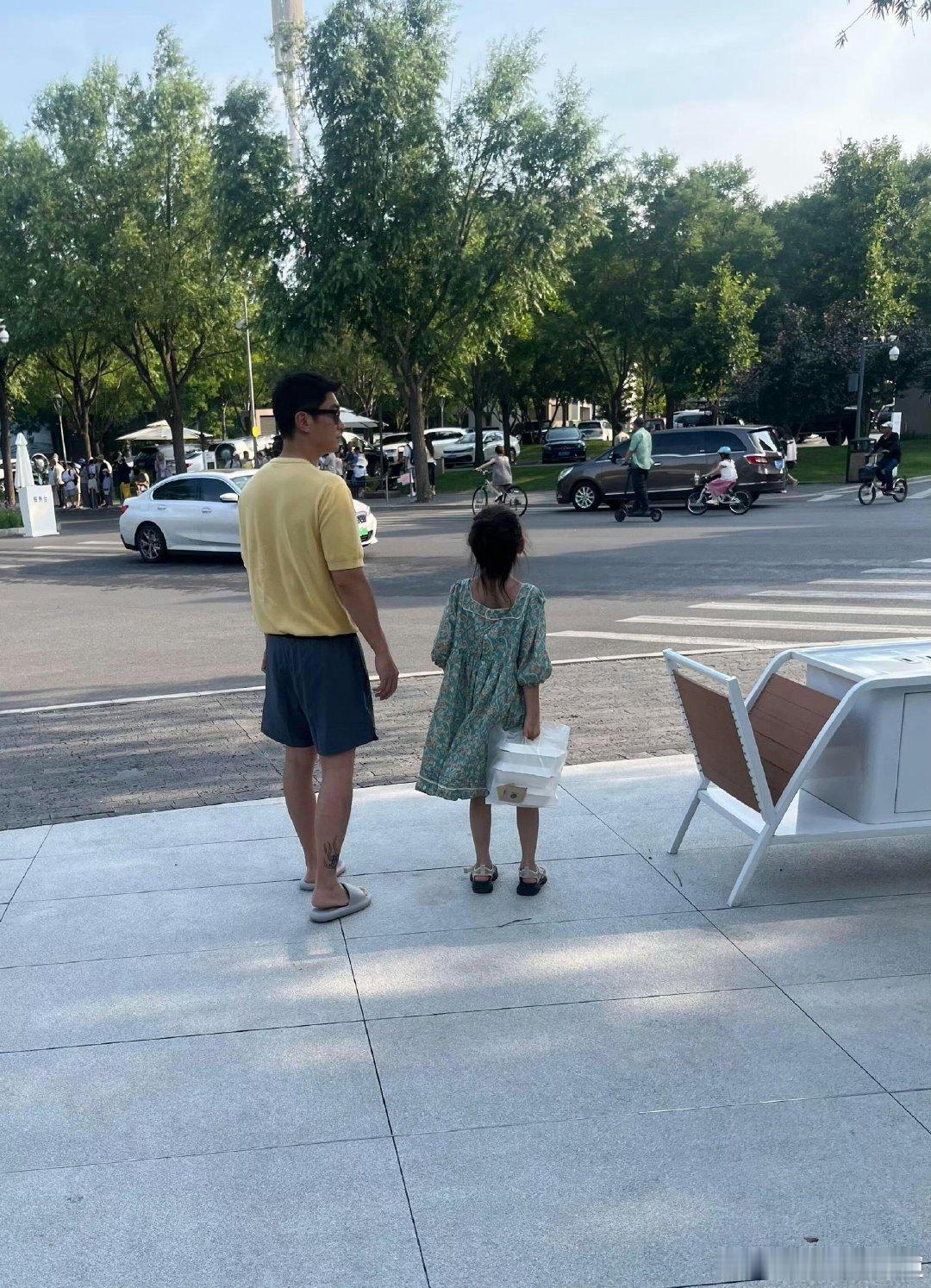#偶遇杜江带女儿出游# 网友偶遇杜江带嗯哼和妹妹出游，嗯哼妹妹已经长这么大了 ​