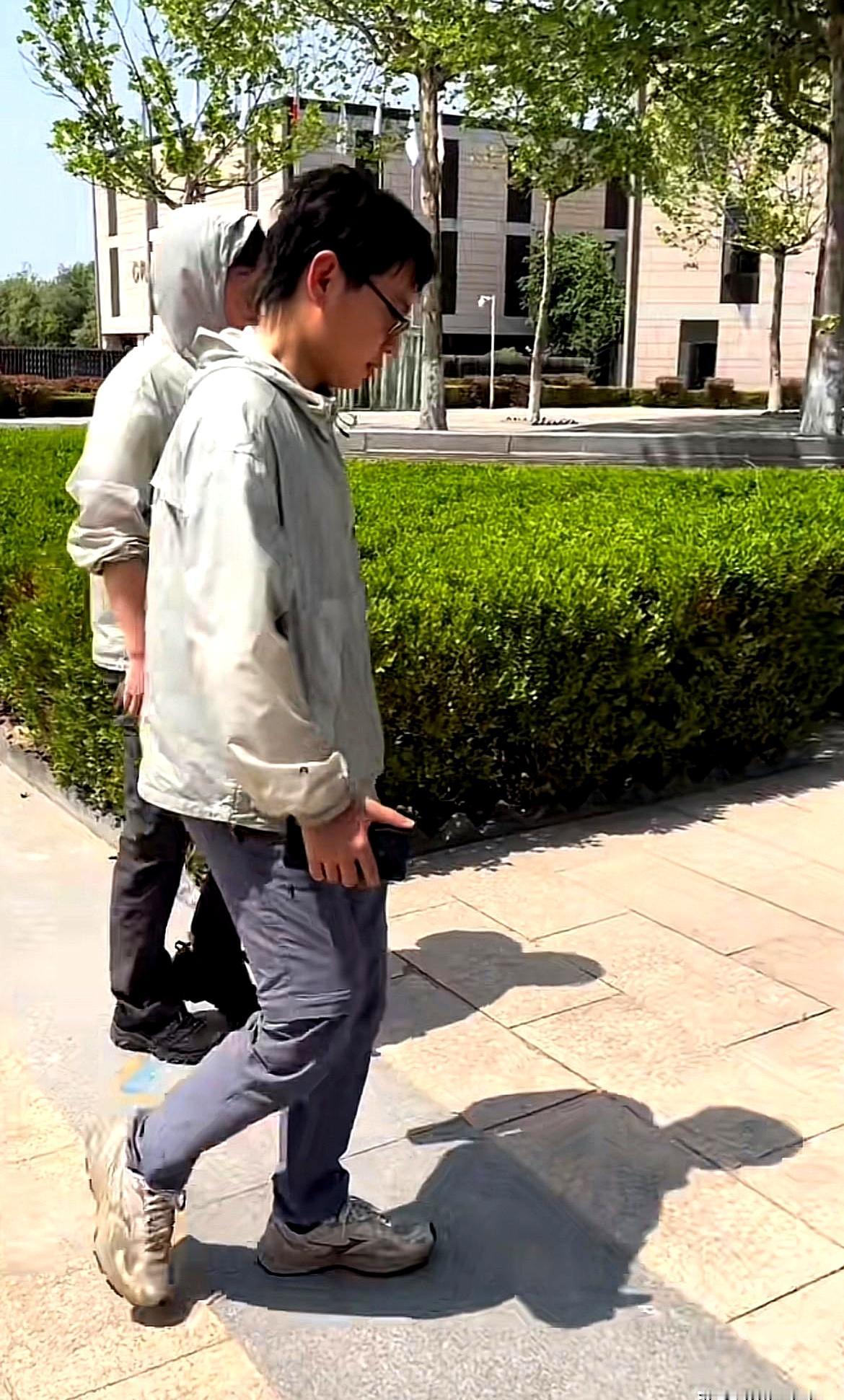 当时评论区不是都夸绿头发好看吗？
 

与辉同行的阿杜，前阵子那一头绿发，确实炸