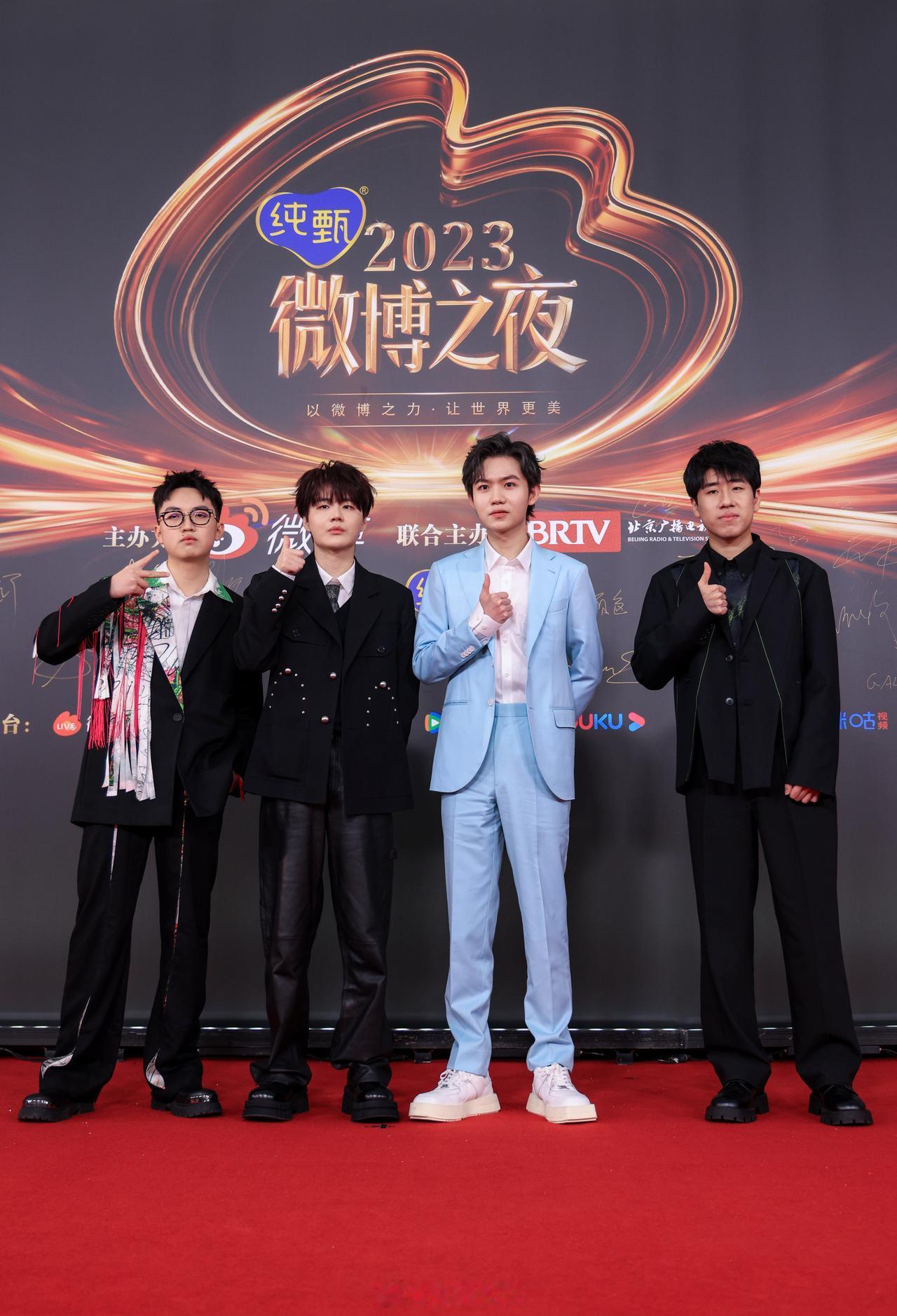 官方发的LPL选手红毯返图，文案里还有Bin哥呢，咱彬子去哪儿了？[思考][快哭