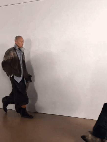 庆怜风格大变 庆怜巴黎街头大片！牛仔套装慵懒随性，工装大衣酷拽贵气，走秀更是气场