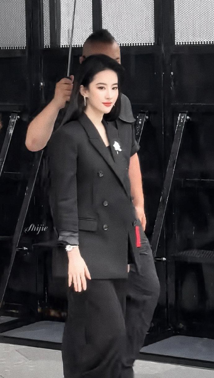 刘亦菲像是来谈收购的 黑西装搭配利落黑长直，刘亦菲一出场氛围感直接拉满。步伐从容