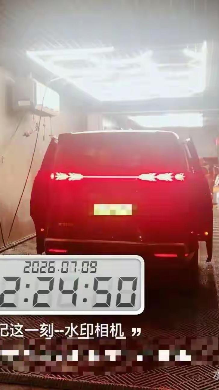 湖北武汉，王女士深夜接了一名男乘客，男乘客下车后，王女士检查车上有无乘客落下的东