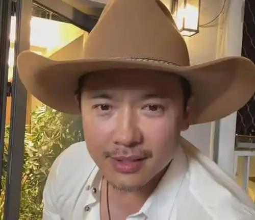 高云翔改名叫高晟晖，现在在天津老城区过着安稳小日子。
身边是小他六岁的圈外老婆和
