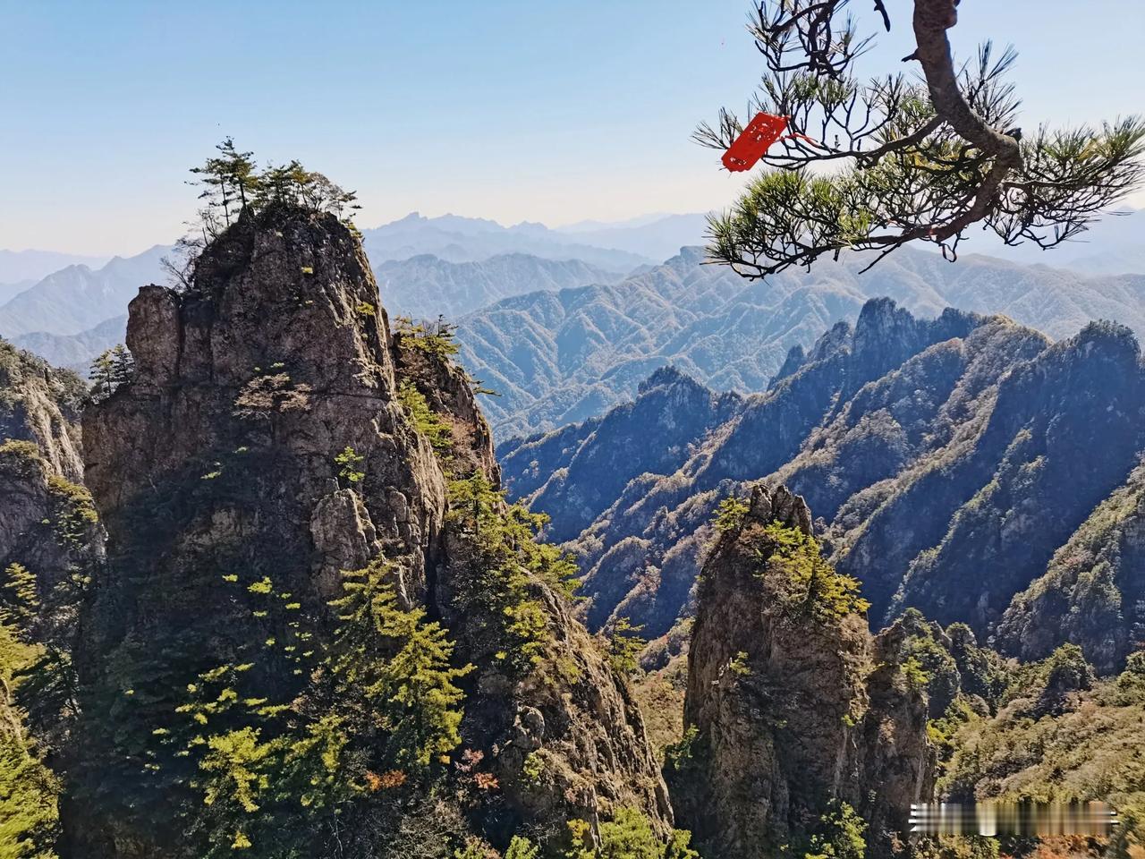 云海翻腾，山峦叠翠，自然之美尽收眼底。