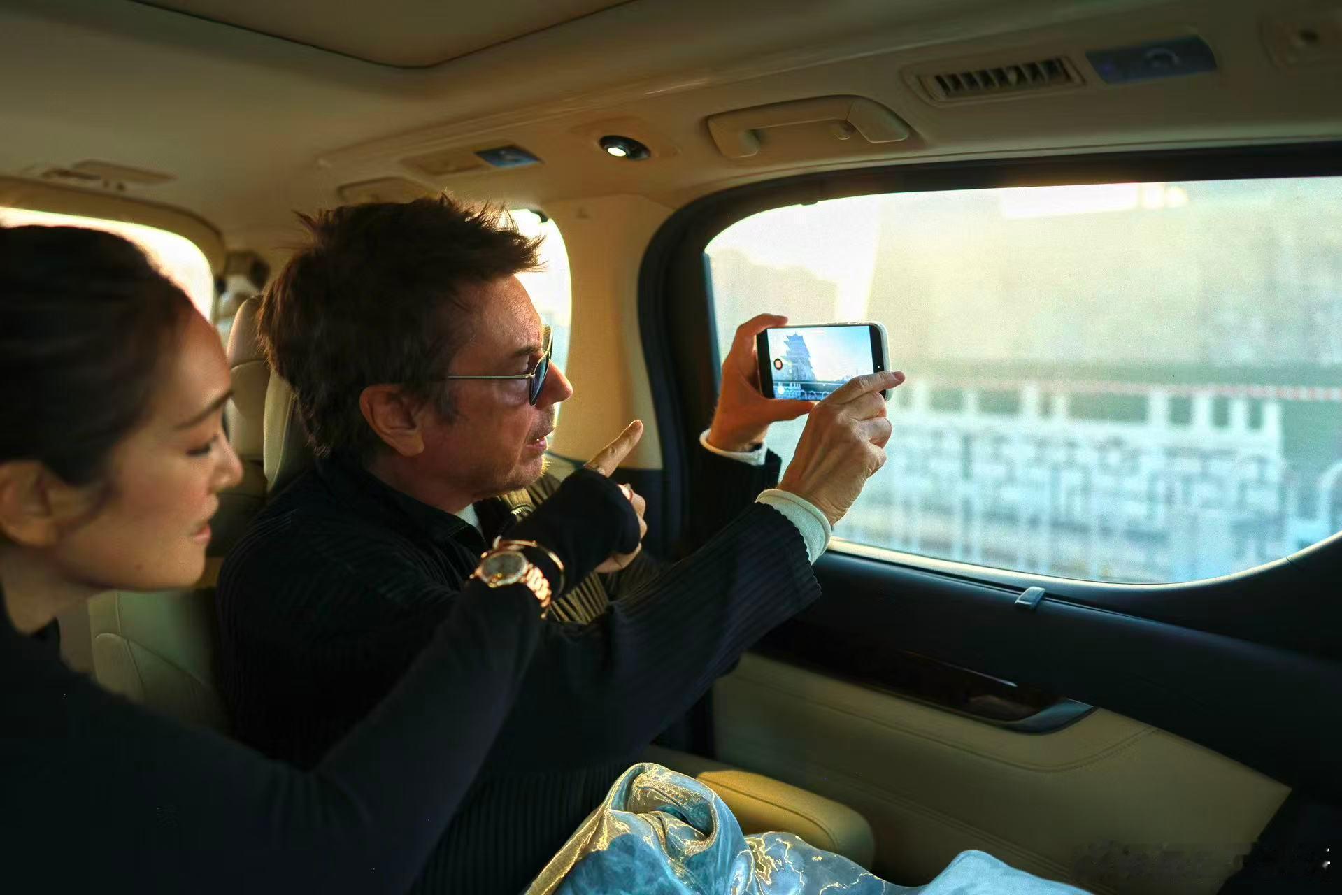 巩俐和老公打卡北京中轴线 巩俐与丈夫雅尔现身北京街头，低调打卡文化地标。在红墙黄