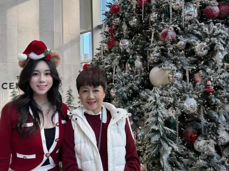 近日，赌王女儿何超欣在社交平台晒出圣诞照片，画面中她与嫂子奚梦瑶、妈妈梁安琪一同