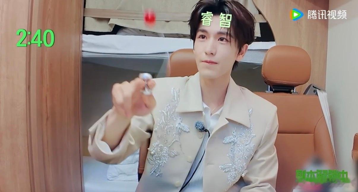 张凌赫演心花怒放的霸总 张凌赫太有综艺感了！在《开始推理吧4》挑战一分钟演霸总，