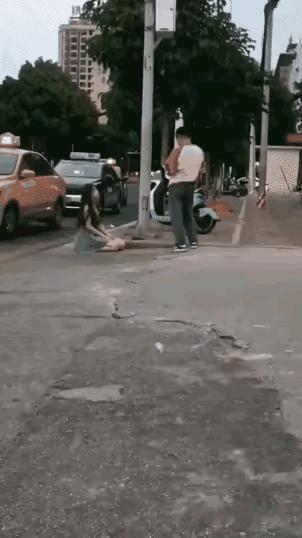 人家姑娘都跪下了，你还无动于衷[机智]