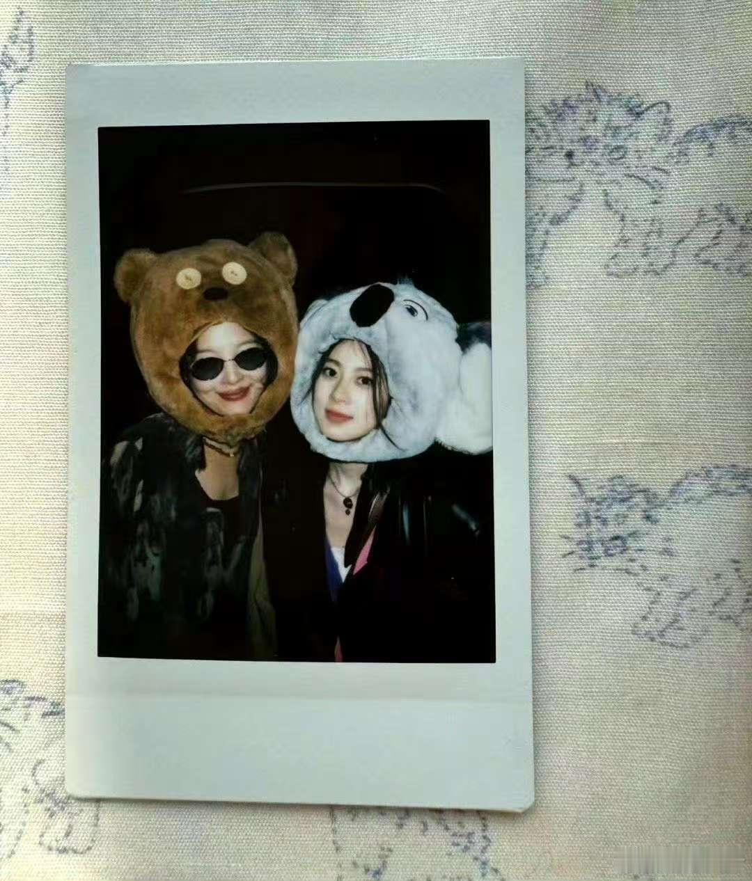 辛芷蕾每个家都有赵昭仪  赵昭仪探班辛芷蕾，背对突袭超有趣，两人贴贴抱抱超甜，这