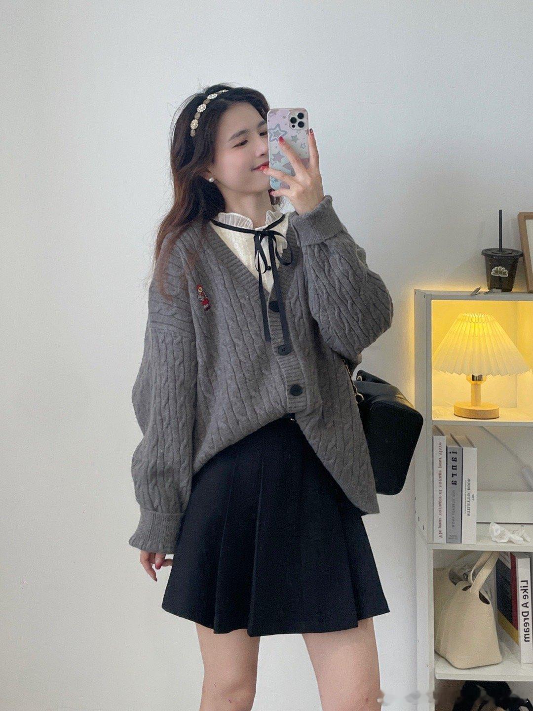 1/13早10：00，年轻最后一次上新啦[心]学院风满满的一款oversize针