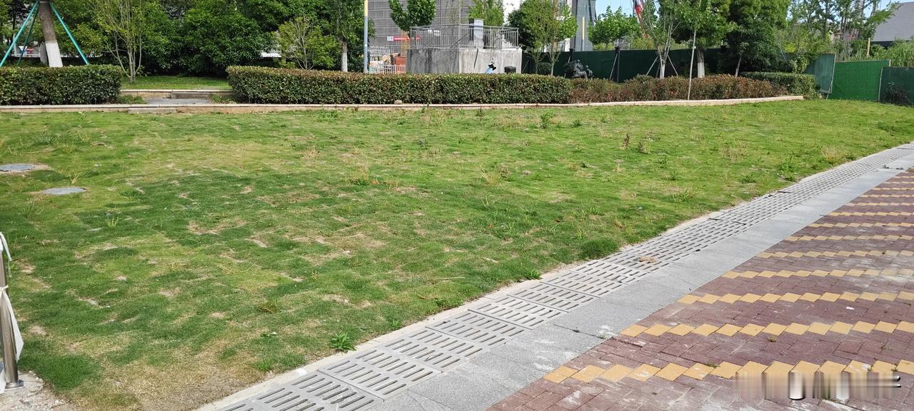 如今，一些不良物业打着服务的幌子，实则横行霸道。物业经理竟然叫人私闯民宅，这不仅