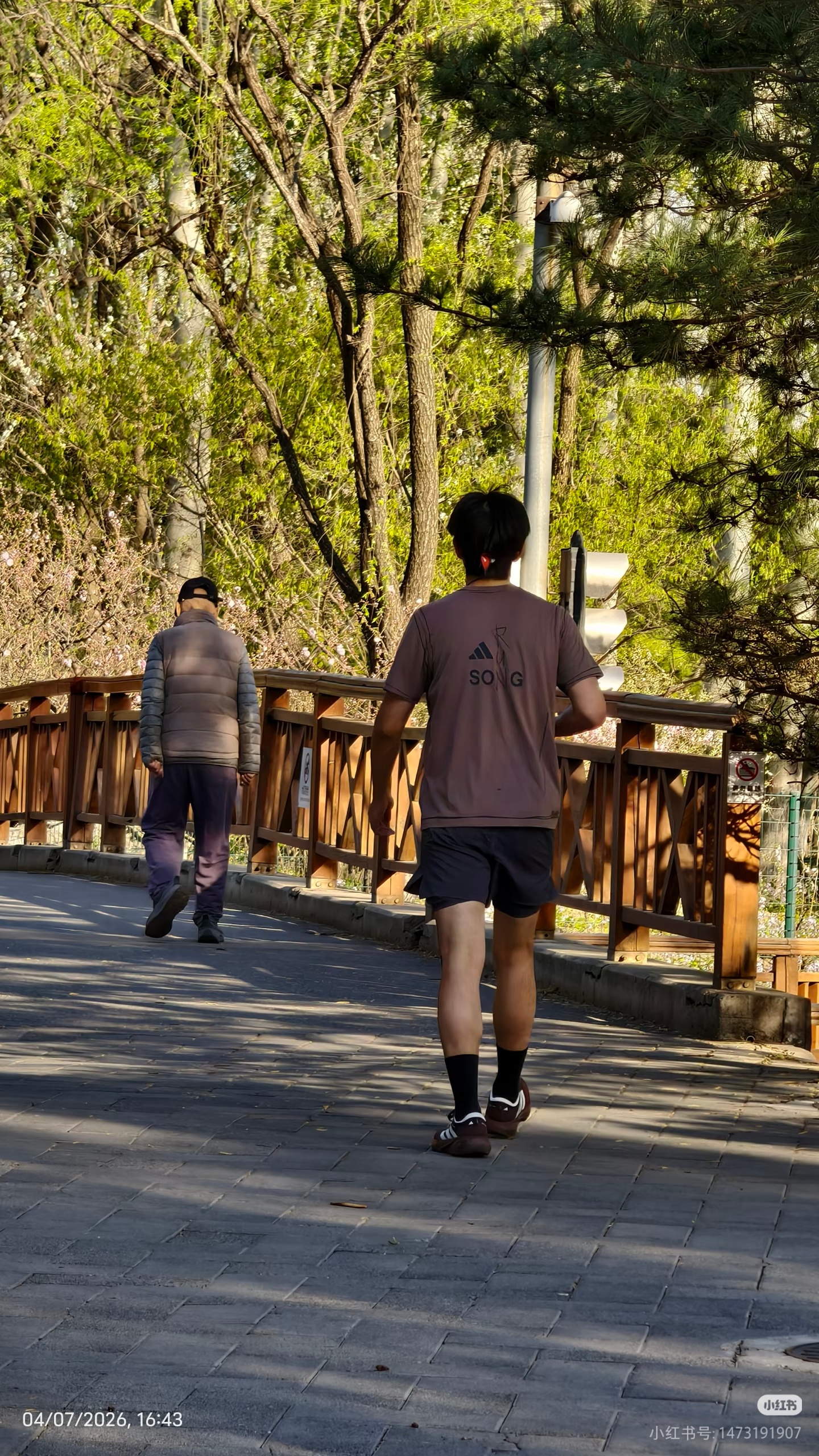跟前面的大爷一对比才知道，李现跟人过的不是一个季节 